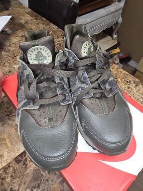 Nike Leather Huaraches withOlive Green Camo Sneakers